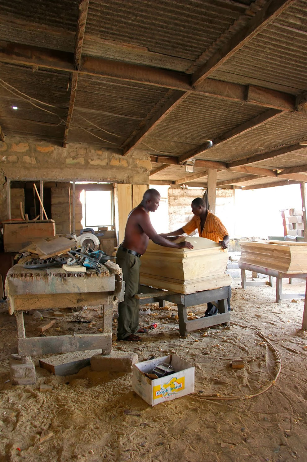 Психодромные деревянные гробы из Ганы
