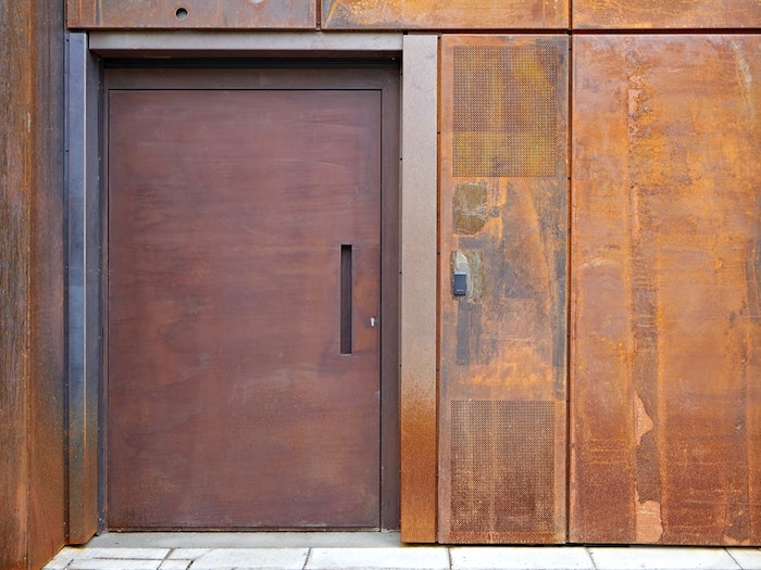 22 Идеи фантастических входных дверей из металла