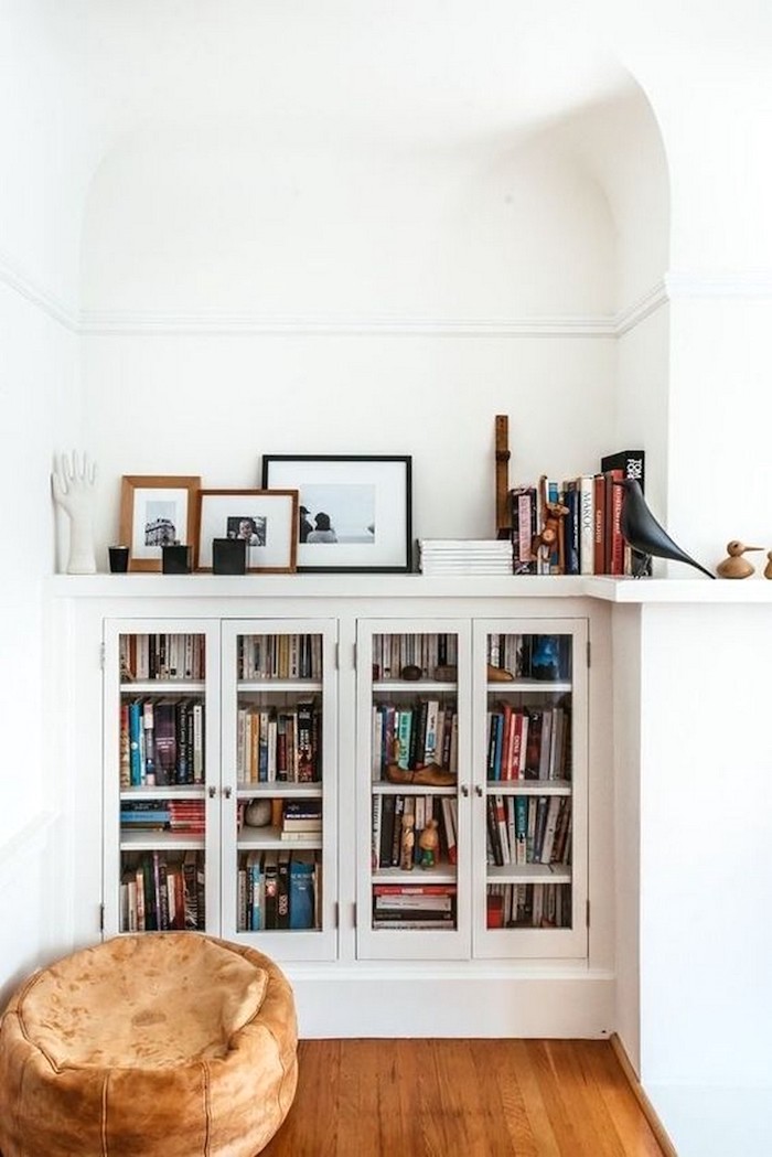 25 Идей встроенных книжных полок для экономии пространства