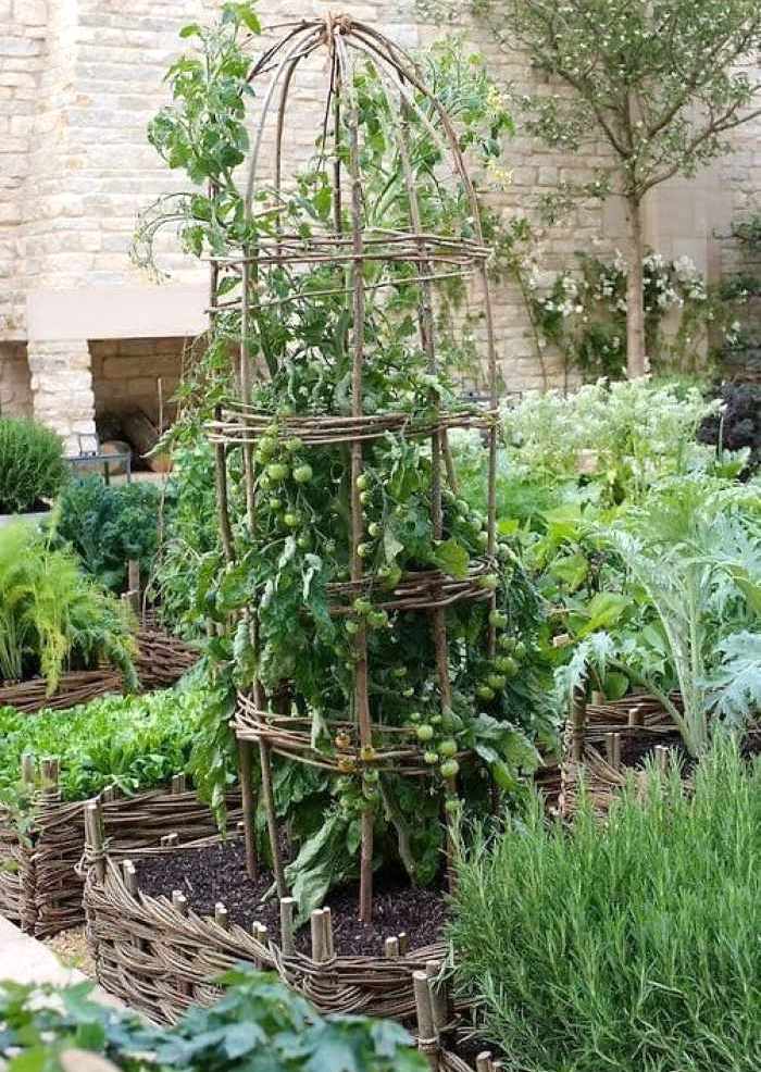 30 Садовых проектов с использованием веток и коряг