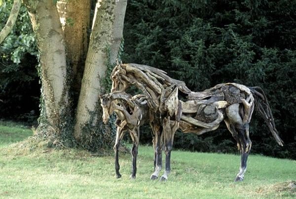 Скульптуры лошадей из дерева