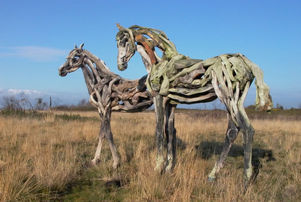 Скульптуры лошадей из дерева