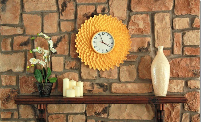 Часы «Хризантема» из пластиковых ложекЧасы «Хризантема» из пластиковых ложек