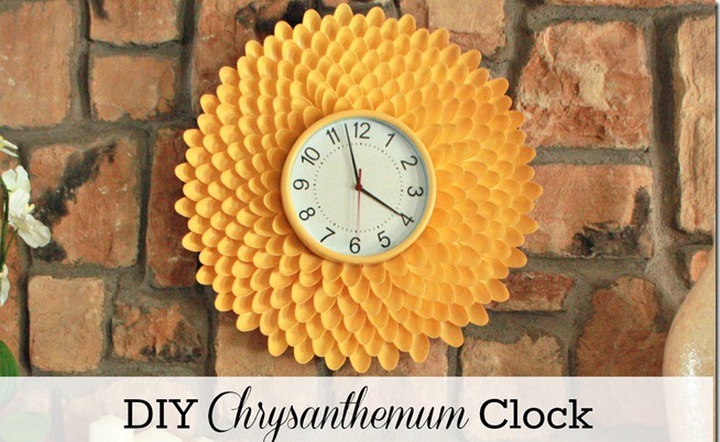 Часы «Хризантема» из пластиковых ложекЧасы «Хризантема» из пластиковых ложек