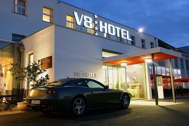 Отель V8 Для автолюбителей