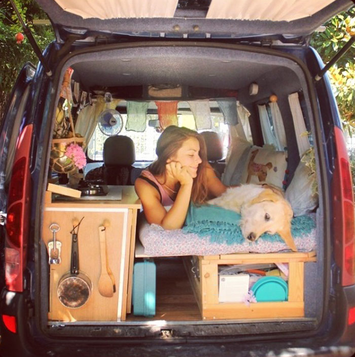 Итальянка путешествует в восстановленном Renault Kangoo вместе со своей собакой
