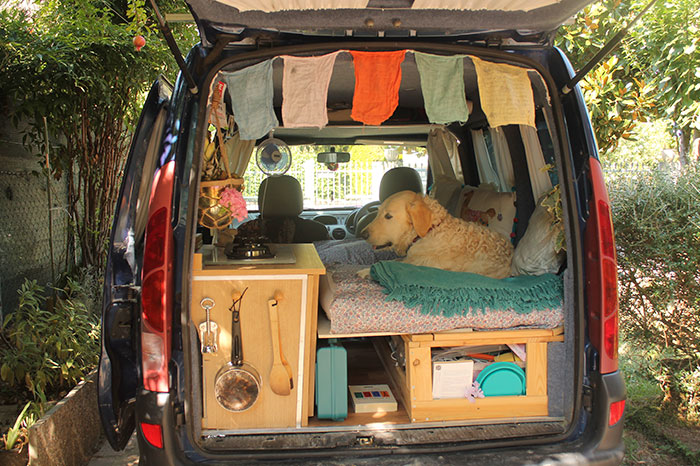 Итальянка путешествует в восстановленном Renault Kangoo вместе со своей собакой