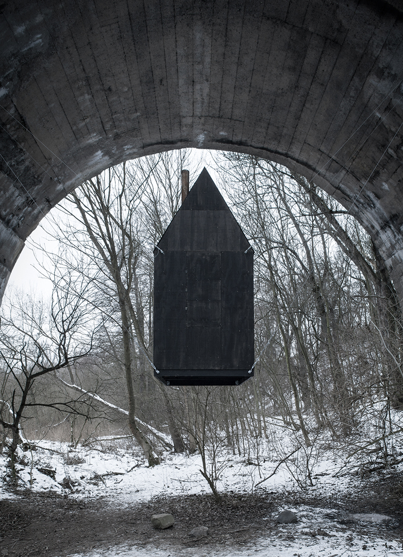 Левитирующий черный дом под мостом в Чехии
