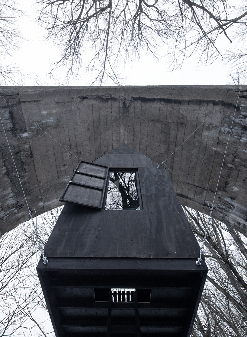 Левитирующий черный дом под мостом в Чехии