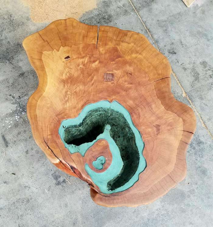 журнальный стол с озером  из 400-летнего ствола дерева