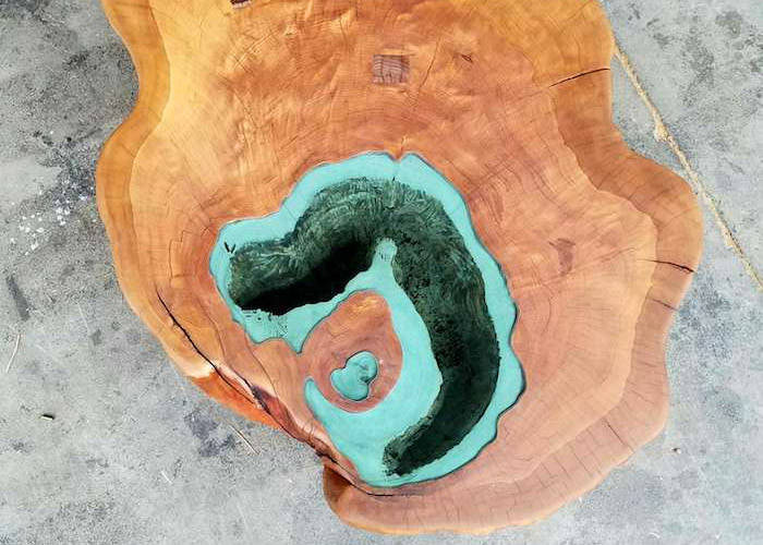 Мастер превратил 400-летний пень дерева в журнальный стол с пострясающим озером